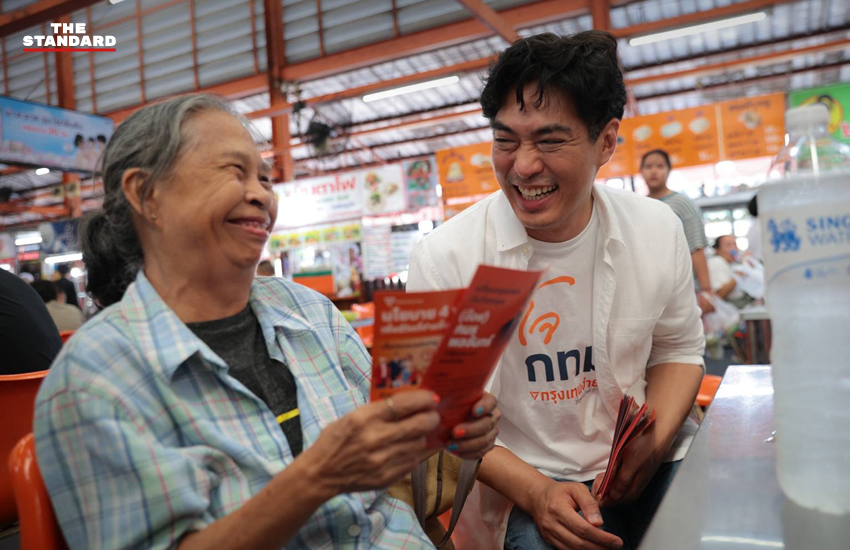 ชัชชาติ สิทธิพันธุ์ กำลังจับมือทักทายกับชัยวัฒน์ สถาวรวิจิตร ระหว่างการหาเสียงในเขตสายไหม 7