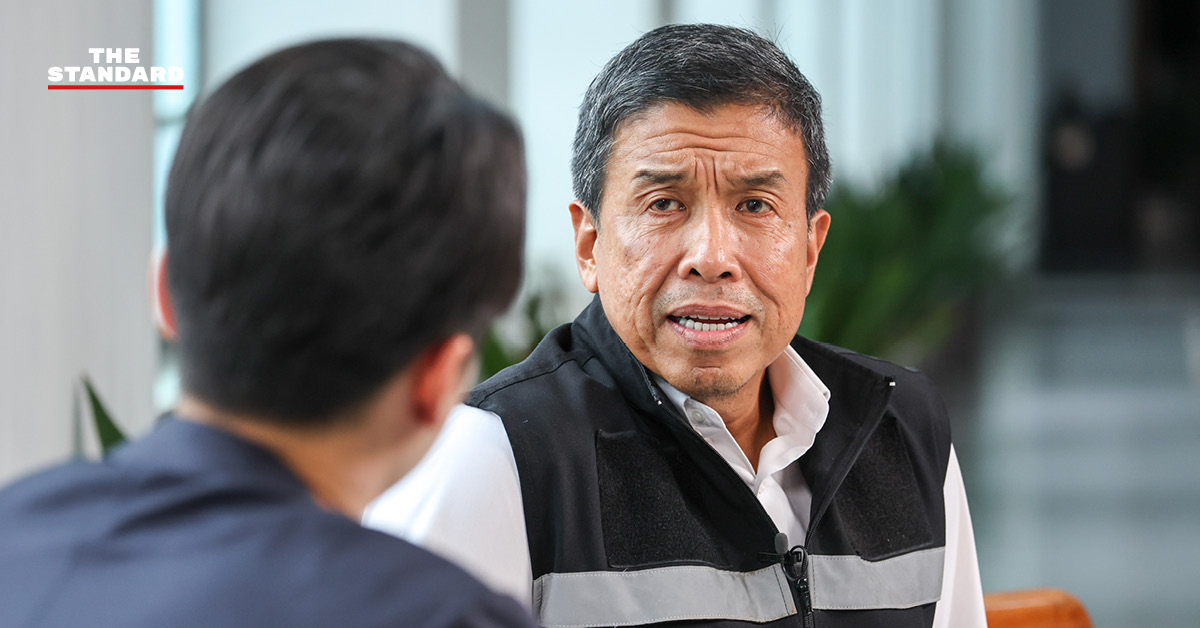 ชัชชาติ สิทธิพันธุ์ ผู้ว่าฯ กทม. กำลังให้สัมภาษณ์ประเด็นความท้าทายในการทำงาน โดยเฉพาะปมหนี้ รถไฟฟ้าสายสีเขียว