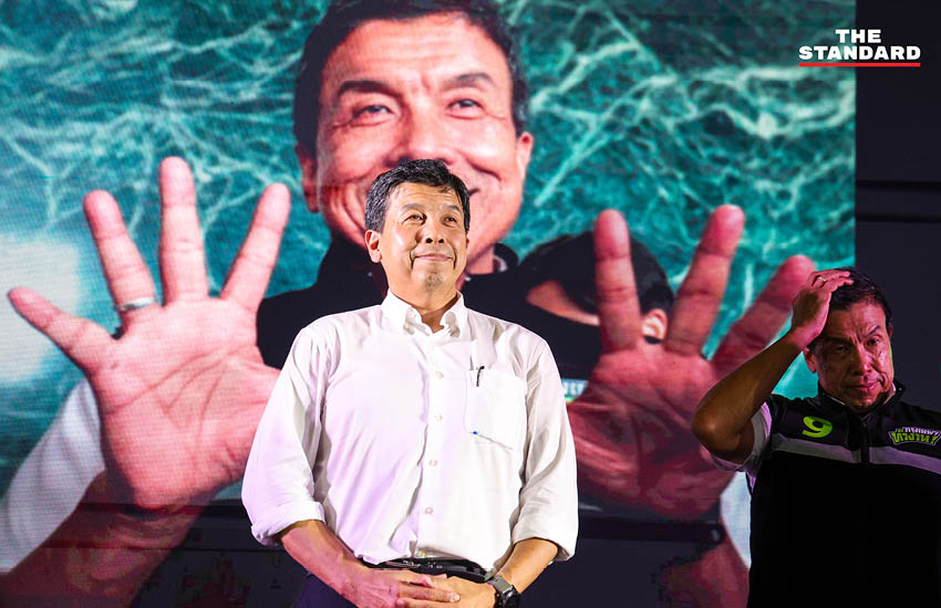 ชัชชาติ สิทธิพันธุ์ กำลังปราศรัยบนเวทีแถลงนโยบาย 1
