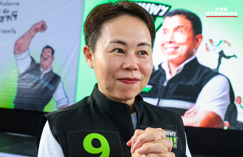 ชัชชาติ สิทธิพันธุ์ กำลังปราศรัยบนเวทีแถลงนโยบาย 12