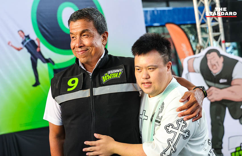 ชัชชาติ สิทธิพันธุ์ กำลังปราศรัยบนเวทีแถลงนโยบาย 14