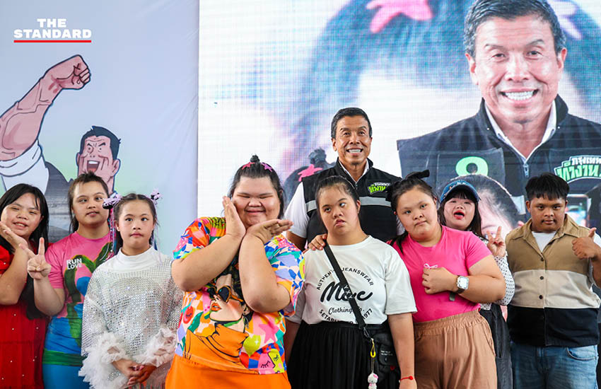 ชัชชาติ สิทธิพันธุ์ กำลังปราศรัยบนเวทีแถลงนโยบาย 15