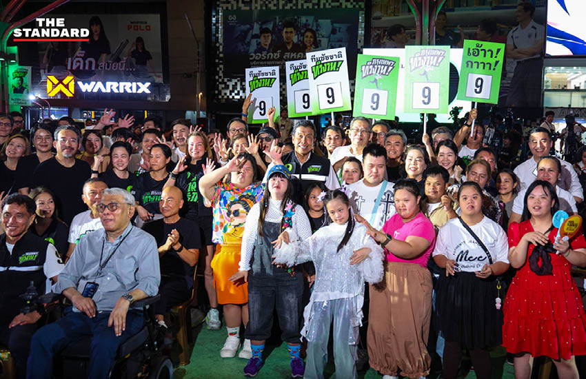ชัชชาติ สิทธิพันธุ์ กำลังปราศรัยบนเวทีแถลงนโยบาย 4