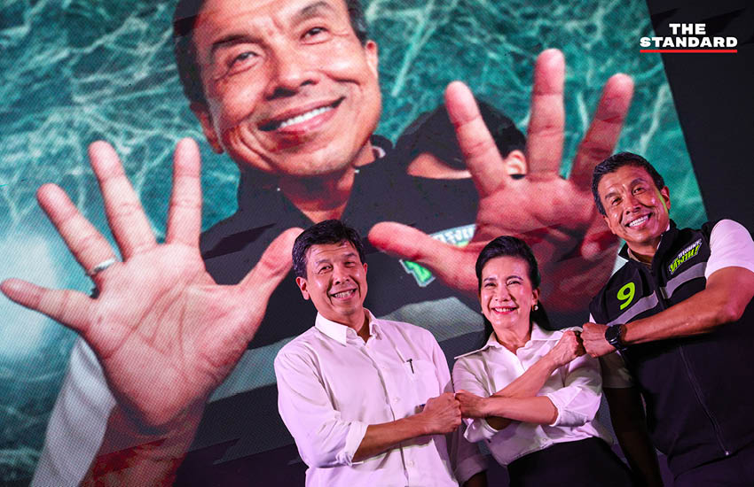ชัชชาติ สิทธิพันธุ์ กำลังปราศรัยบนเวทีแถลงนโยบาย 7