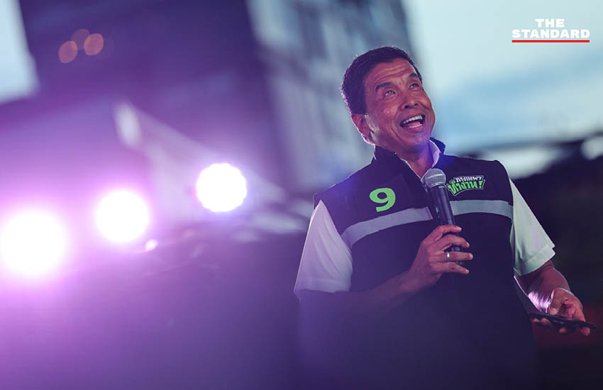 ชัชชาติ สิทธิพันธุ์ กำลังปราศรัยบนเวทีแถลงนโยบาย 8
