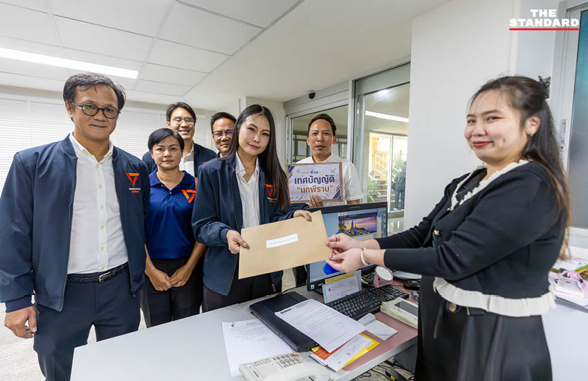 ตัวแทนพรรคประชาชนรณรงค์ลดการให้อาหารนกพิราบที่ประตูท่าแพ เชียงใหม่ 5