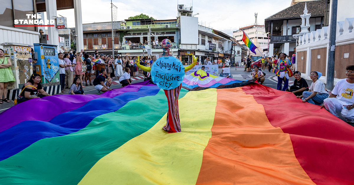 ขบวนพาเหรด Chiang Mai Pride 2026 ที่เต็มไปด้วยธงสีรุ้งและผู้คนจำนวนมาก