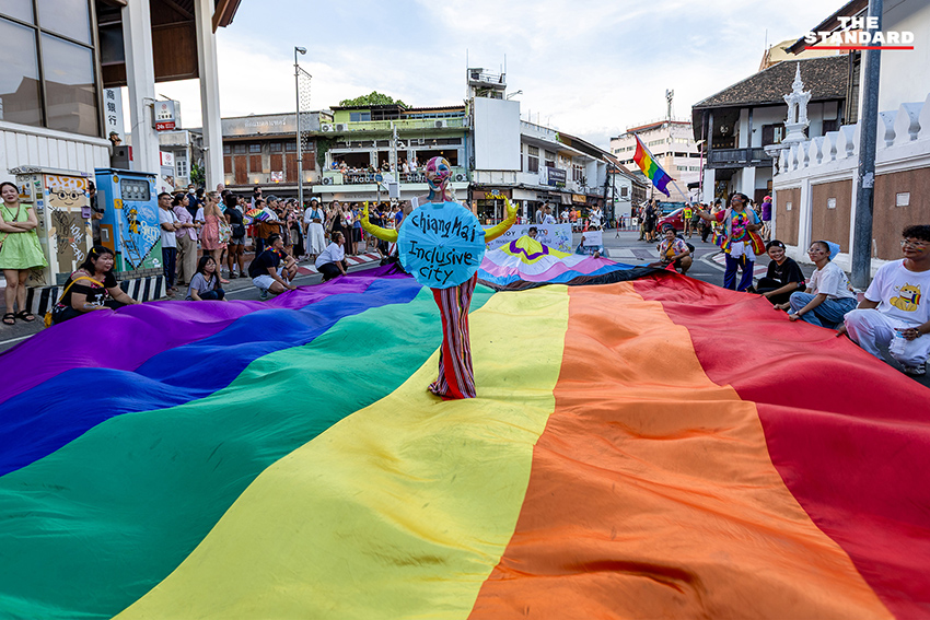 ขบวนพาเหรด Chiang Mai Pride 2026 ที่เต็มไปด้วยธงสีรุ้งและผู้คนจำนวนมาก 1