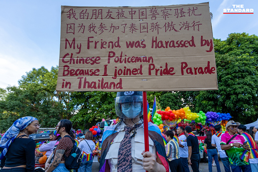 ขบวนพาเหรด Chiang Mai Pride 2026 ที่เต็มไปด้วยธงสีรุ้งและผู้คนจำนวนมาก 10