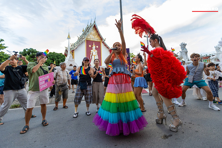 ขบวนพาเหรด Chiang Mai Pride 2026 ที่เต็มไปด้วยธงสีรุ้งและผู้คนจำนวนมาก 11