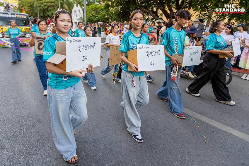 ขบวนพาเหรด Chiang Mai Pride 2026 ที่เต็มไปด้วยธงสีรุ้งและผู้คนจำนวนมาก 12