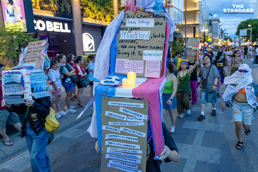 ขบวนพาเหรด Chiang Mai Pride 2026 ที่เต็มไปด้วยธงสีรุ้งและผู้คนจำนวนมาก 13