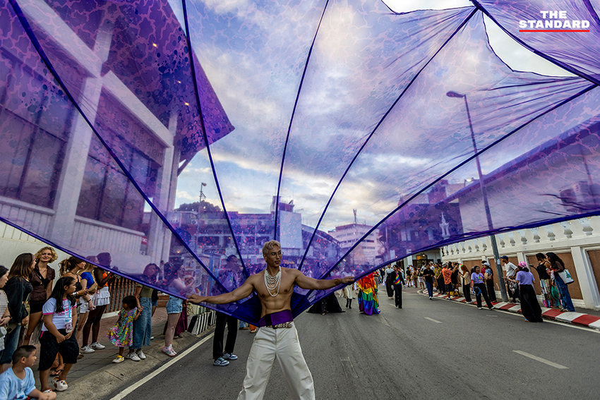 ขบวนพาเหรด Chiang Mai Pride 2026 ที่เต็มไปด้วยธงสีรุ้งและผู้คนจำนวนมาก 14