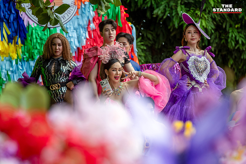 ขบวนพาเหรด Chiang Mai Pride 2026 ที่เต็มไปด้วยธงสีรุ้งและผู้คนจำนวนมาก 2