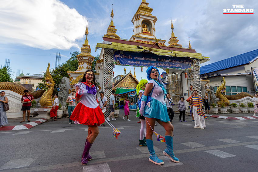 ขบวนพาเหรด Chiang Mai Pride 2026 ที่เต็มไปด้วยธงสีรุ้งและผู้คนจำนวนมาก 3