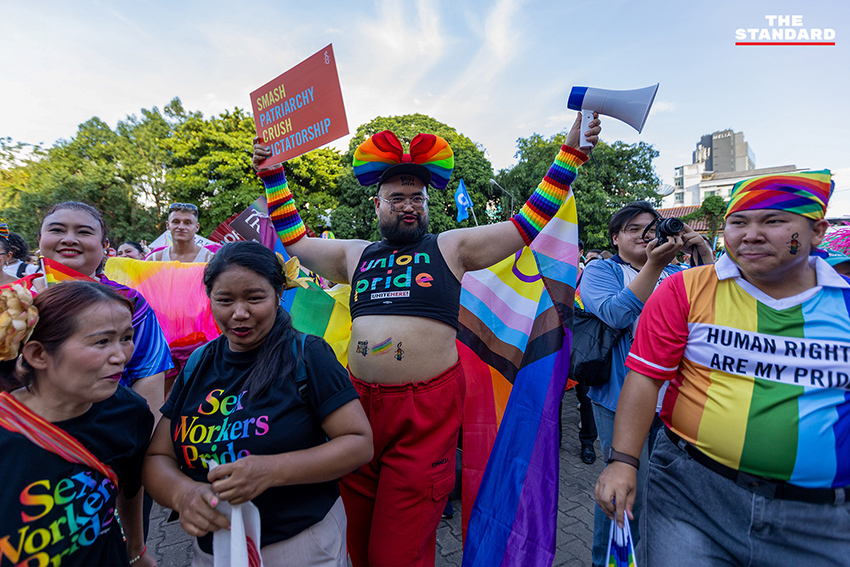 ขบวนพาเหรด Chiang Mai Pride 2026 ที่เต็มไปด้วยธงสีรุ้งและผู้คนจำนวนมาก 4