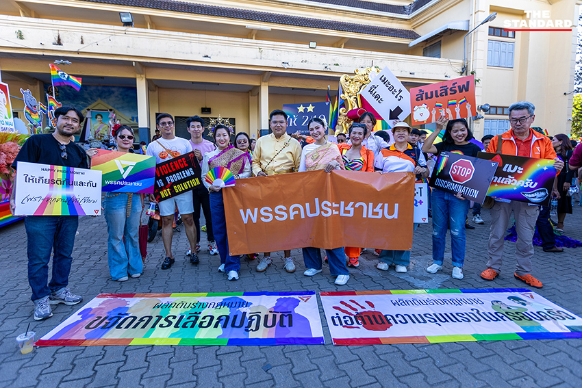 ขบวนพาเหรด Chiang Mai Pride 2026 ที่เต็มไปด้วยธงสีรุ้งและผู้คนจำนวนมาก 5