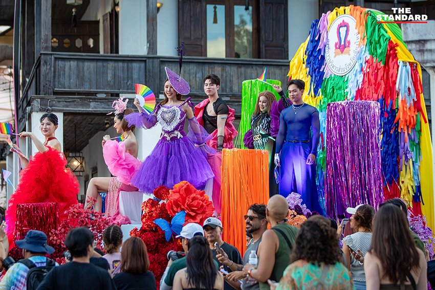 ขบวนพาเหรด Chiang Mai Pride 2026 ที่เต็มไปด้วยธงสีรุ้งและผู้คนจำนวนมาก 7