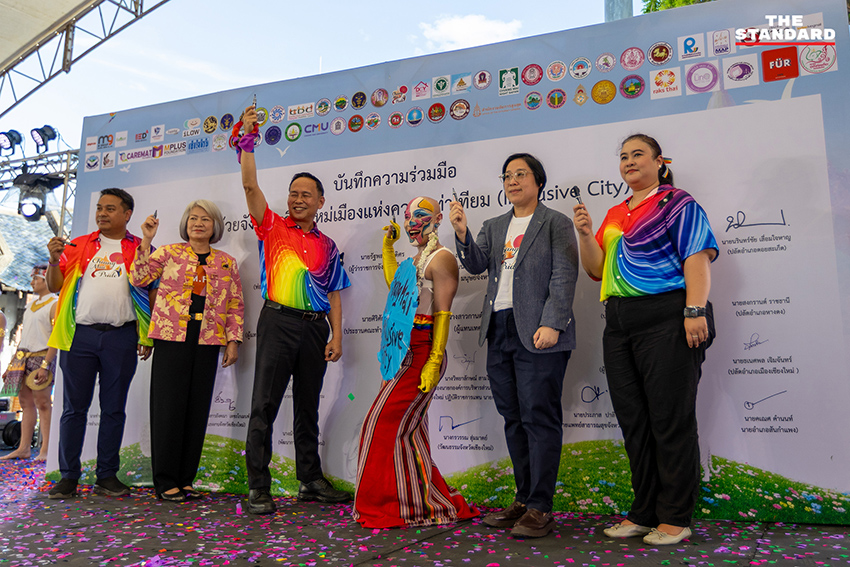 ขบวนพาเหรด Chiang Mai Pride 2026 ที่เต็มไปด้วยธงสีรุ้งและผู้คนจำนวนมาก 8