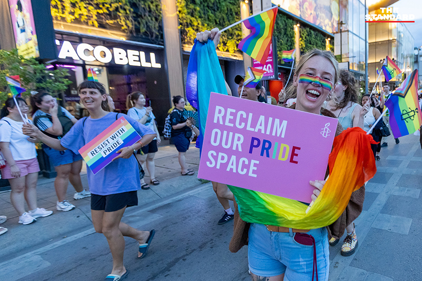 ขบวนพาเหรด Chiang Mai Pride 2026 ที่เต็มไปด้วยธงสีรุ้งและผู้คนจำนวนมาก 9