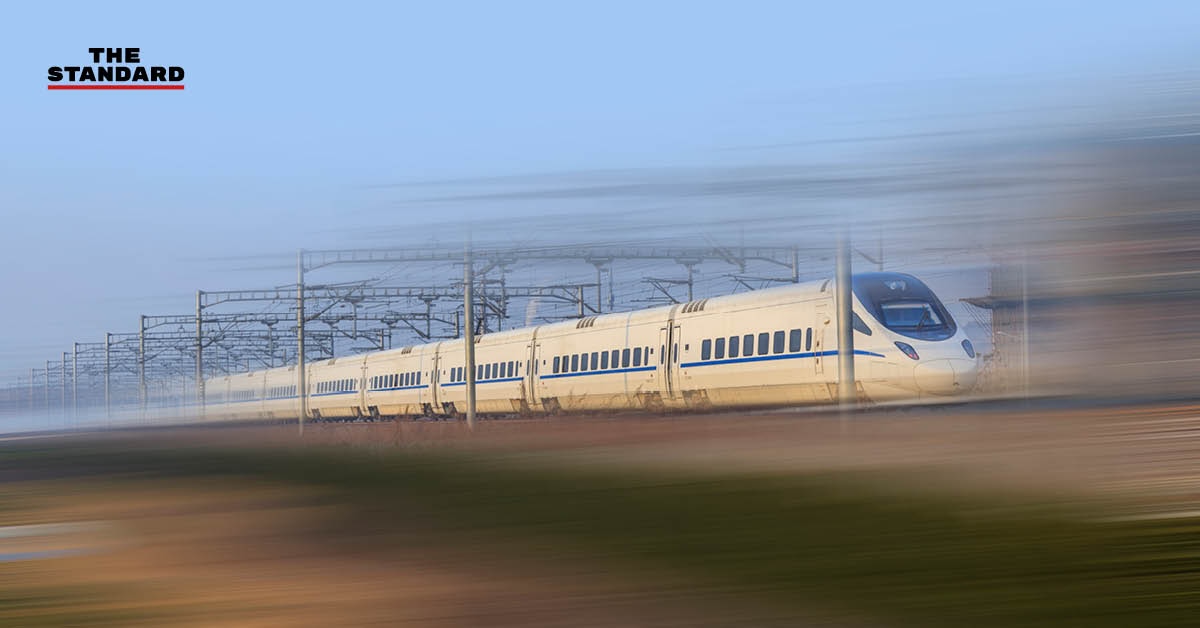 รถไฟความเร็วสูงฟู่ซิงของจีนกำลังวิ่งอยู่บนราง
