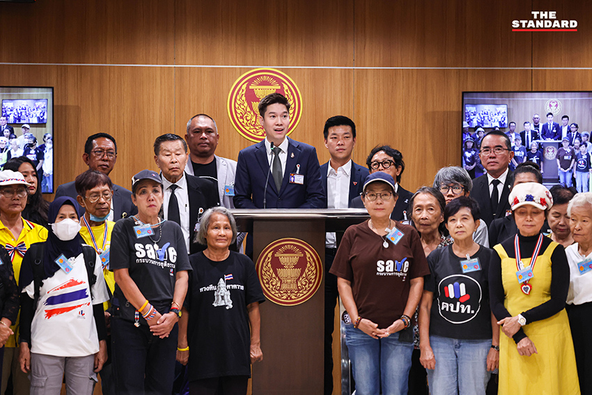 กลุ่ม คปท. ยื่นหนังสือเรียกร้องต่อ สส. ฝ่ายค้านที่อาคารรัฐสภา 2