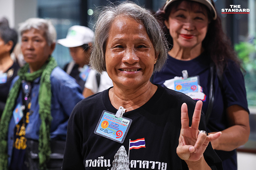 กลุ่ม คปท. ยื่นหนังสือเรียกร้องต่อ สส. ฝ่ายค้านที่อาคารรัฐสภา 4