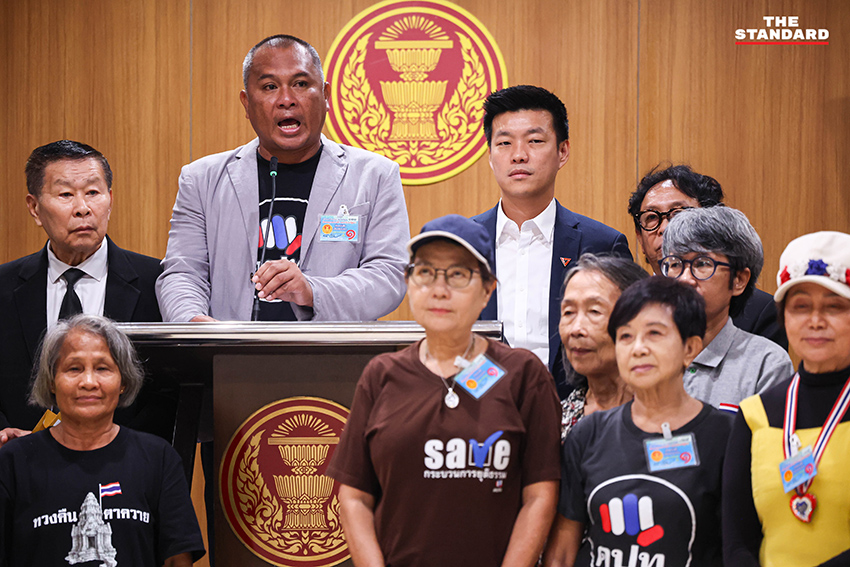 กลุ่ม คปท. ยื่นหนังสือเรียกร้องต่อ สส. ฝ่ายค้านที่อาคารรัฐสภา 7