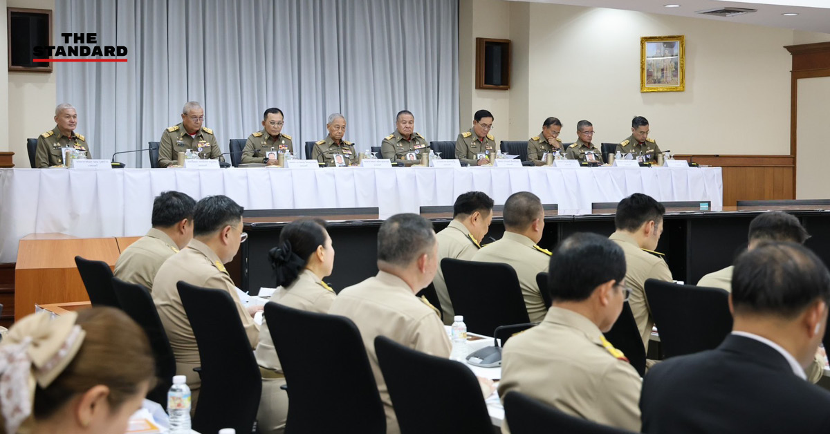 ภาพการประชุมรับมือภัยแล้ง โดยมีอนุทิน ชาญวีรกูล และคณะองคมนตรี