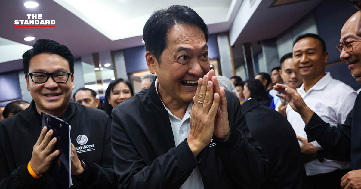 อนุชา บูรพชัยศรี ผู้สมัครผู้ว่าฯ กทม. พรรคประชาธิปัตย์ และอภิสิทธิ์ เวชชาชีวะ หัวหน้าพรรคประชาธิปัตย์ ในงานเปิดตัว