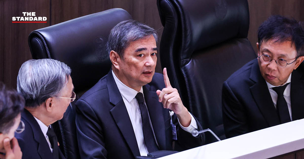 อภิสิทธิ์ เวชชาชีวะ หัวหน้าพรรคประชาธิปัตย์ แถลงข่าว