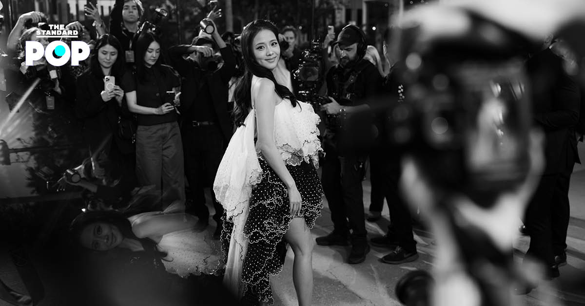 JISOO, Anya-Taylor Joy, Sabrina Carpenter และ Miley Cyrus ร่วมชมแฟชั่นโชว์ Dior Cruise 2027 ที่ LACMA