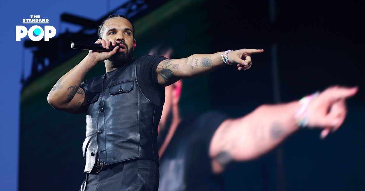 Drake กำลังแสดงสดบนเวที