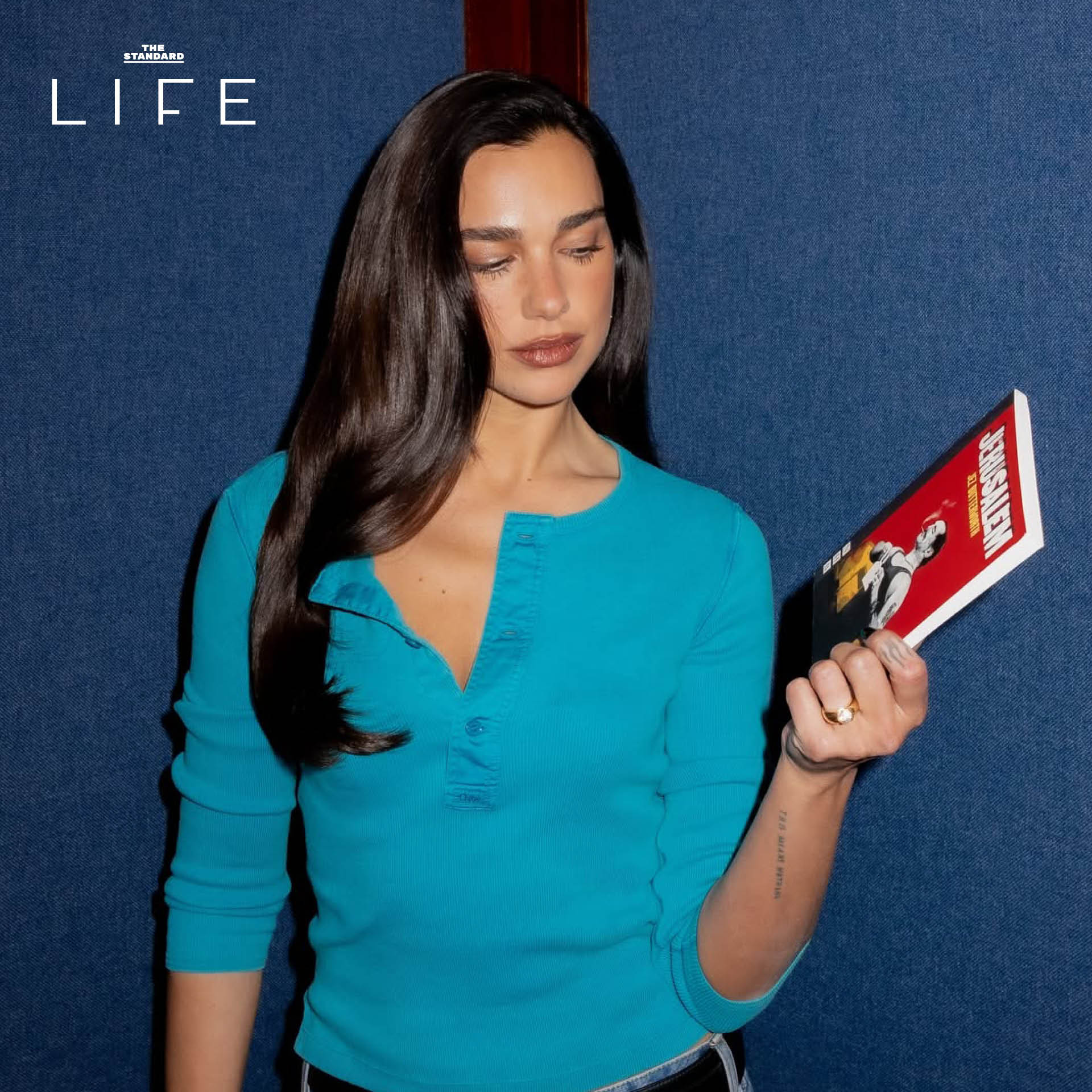 Dua Lipa กำลังอ่านหนังสือและแนะนำใน Service95 Book Club 1