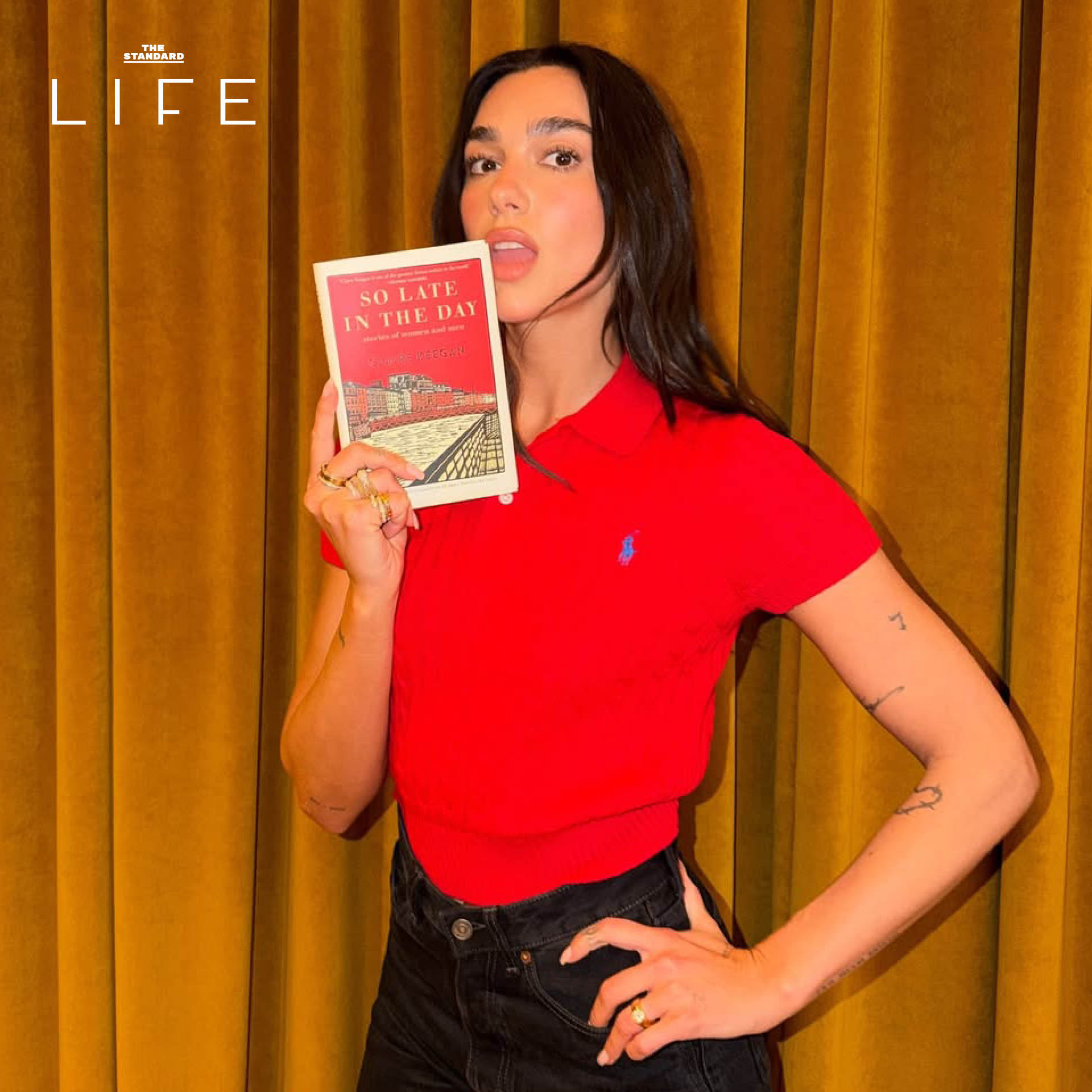 Dua Lipa กำลังอ่านหนังสือและแนะนำใน Service95 Book Club 2