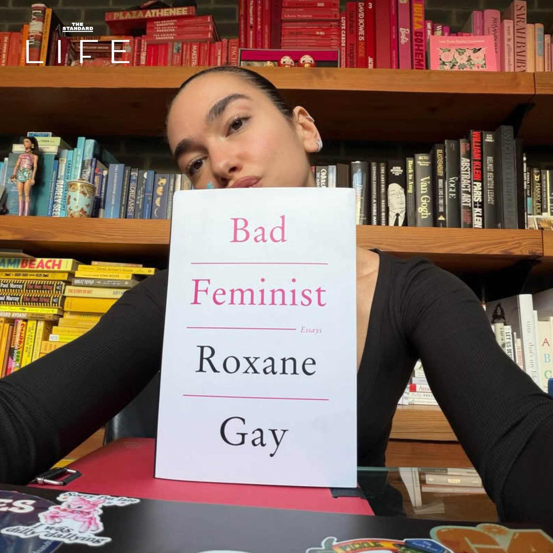Dua Lipa กำลังอ่านหนังสือและแนะนำใน Service95 Book Club 3
