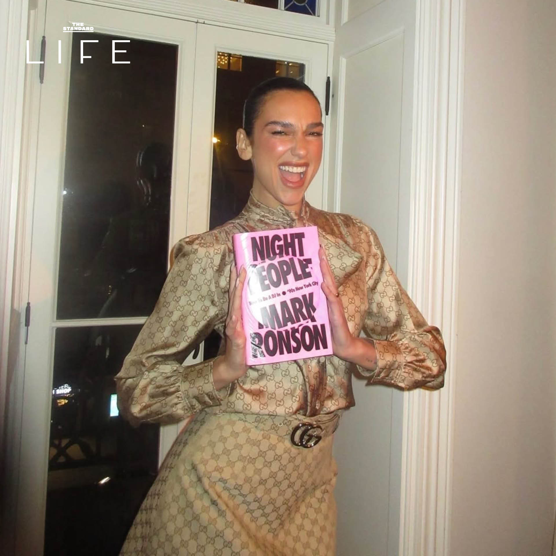 Dua Lipa กำลังอ่านหนังสือและแนะนำใน Service95 Book Club 4
