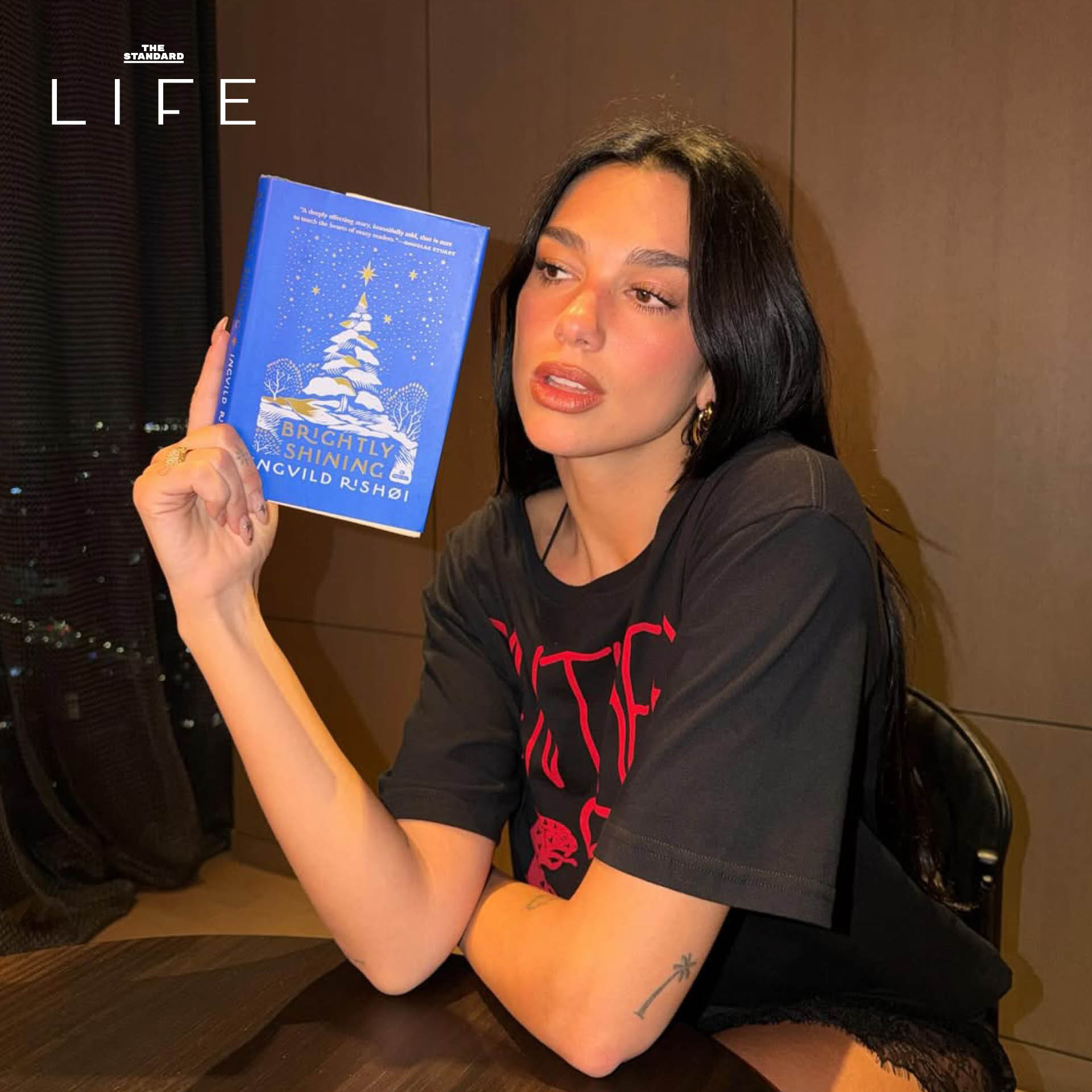 Dua Lipa กำลังอ่านหนังสือและแนะนำใน Service95 Book Club 5