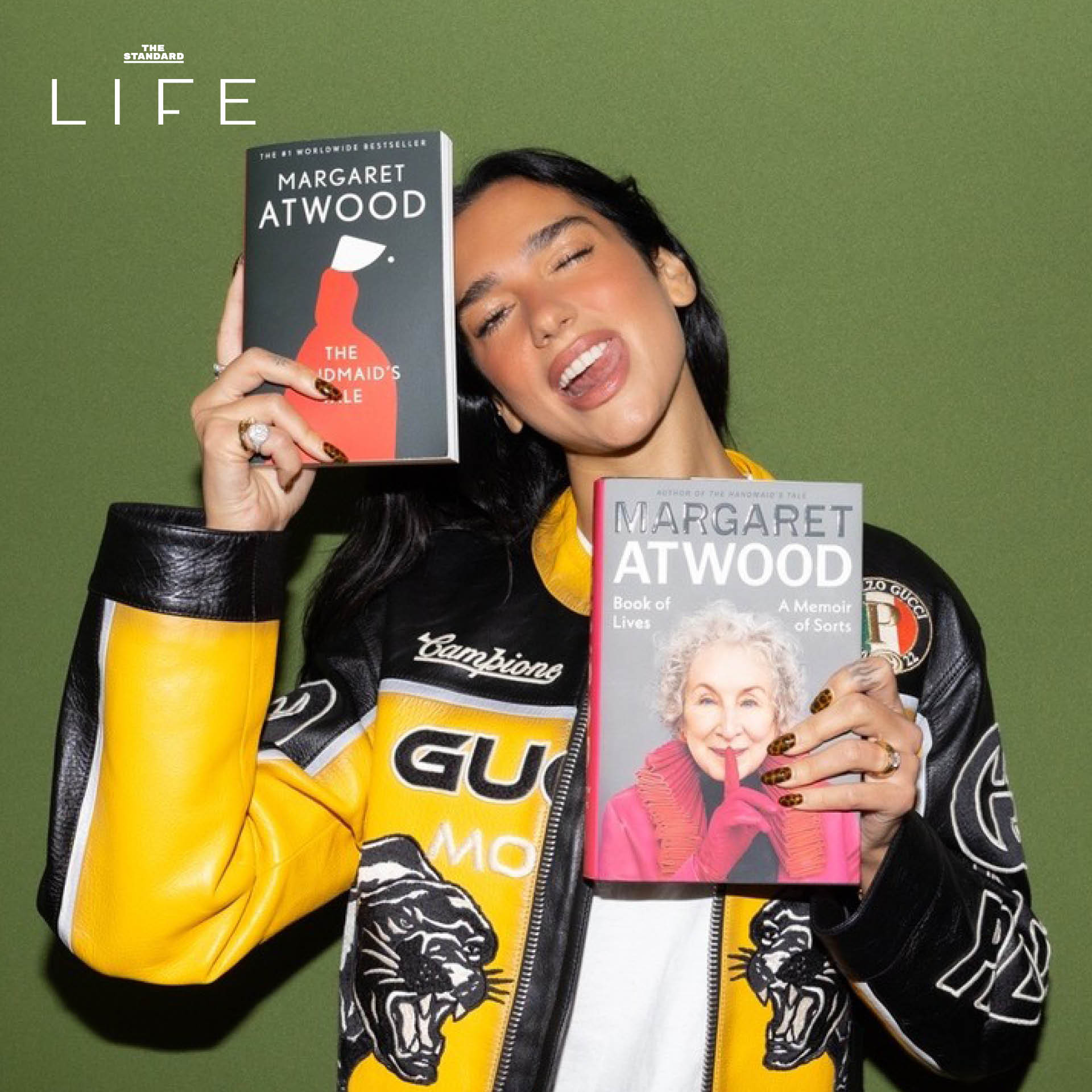 Dua Lipa กำลังอ่านหนังสือและแนะนำใน Service95 Book Club 6
