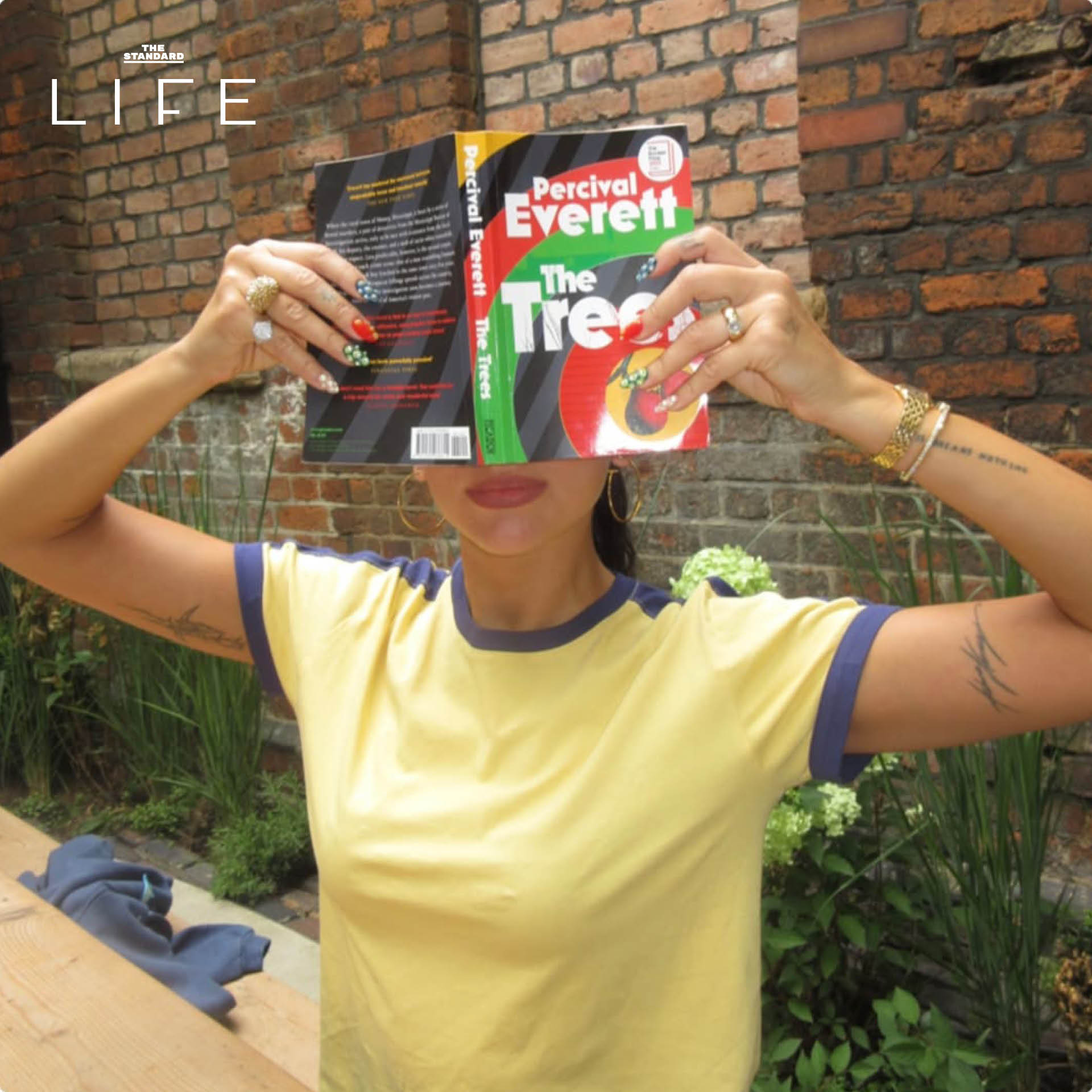 Dua Lipa กำลังอ่านหนังสือและแนะนำใน Service95 Book Club 7