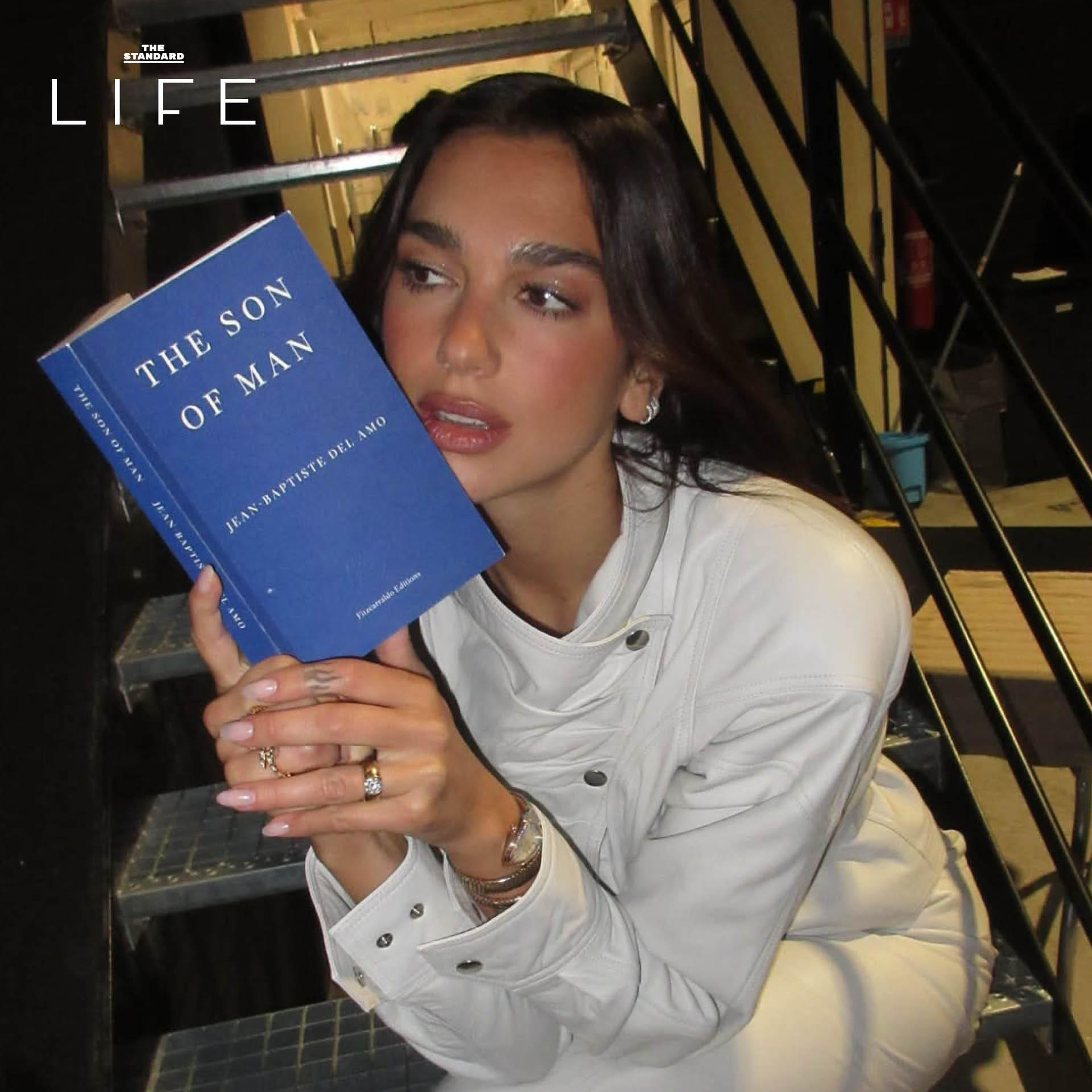 Dua Lipa กำลังอ่านหนังสือและแนะนำใน Service95 Book Club 8
