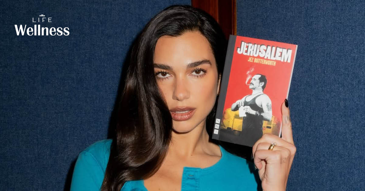 Dua Lipa กำลังอ่านหนังสือและแนะนำใน Service95 Book Club