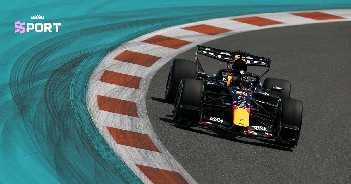 Max Verstappen ขับรถ F1 ในสนาม