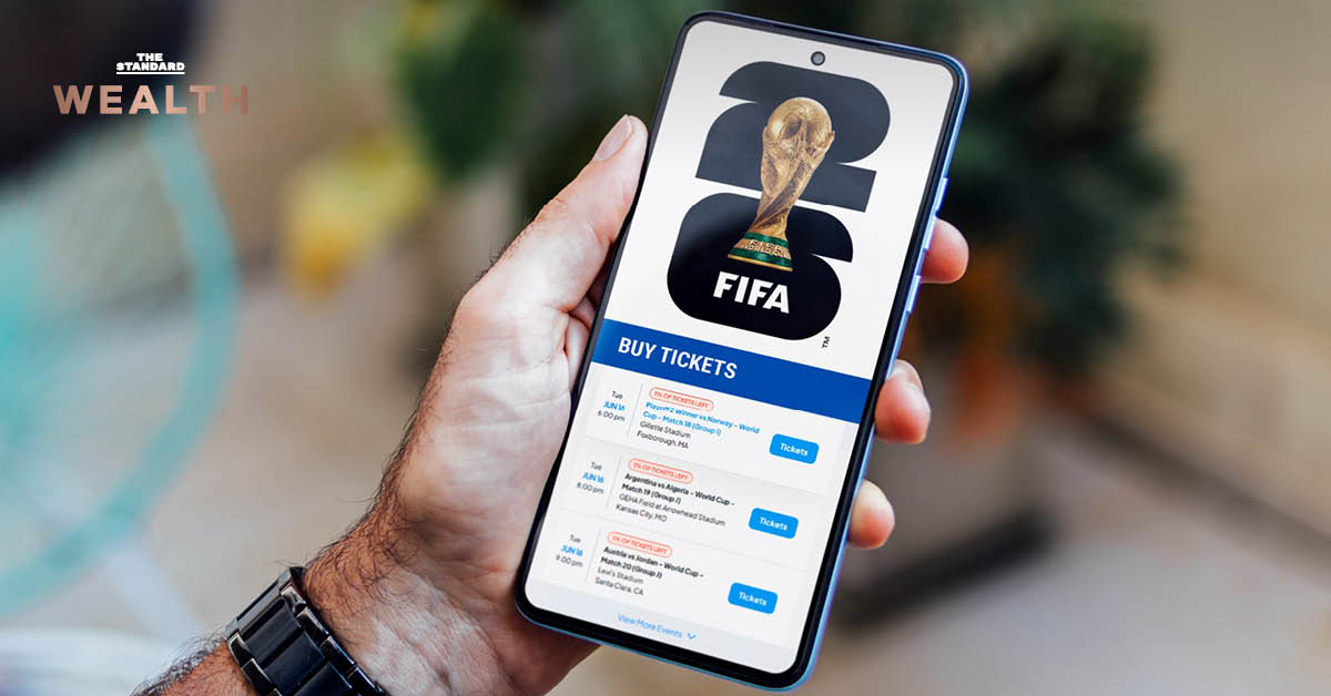 โลโก้ FIFA และภาพประกอบเกี่ยวกับราคาตั๋วฟุตบอลโลก 2026 ที่ใช้ระบบ Dynamic Pricing ทำให้แฟนบอลไม่พอใจ