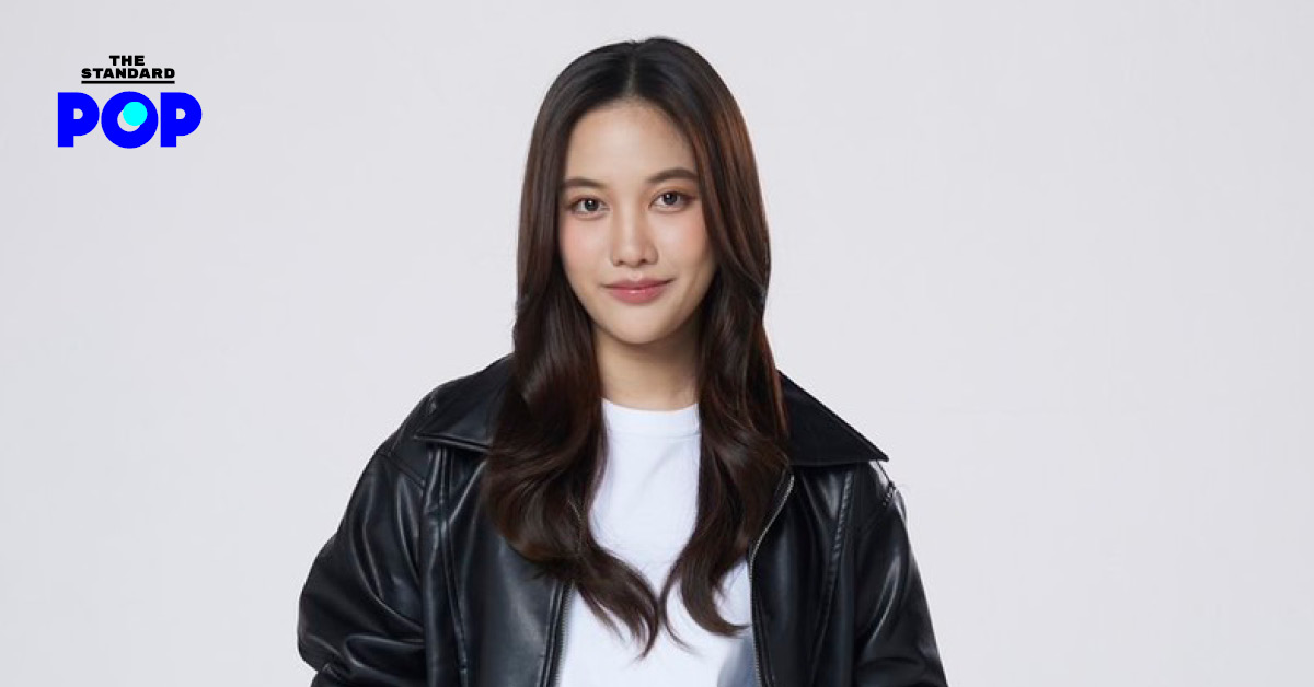 ฟรีน สโรชา สวมชุดเดรสสวยงามพร้อมรอยยิ้มในการโปรโมทเพลง 'หมดชีวิต (All For You)' ประกอบซีรีส์ 'เสน่หาวาโย THE AIR'