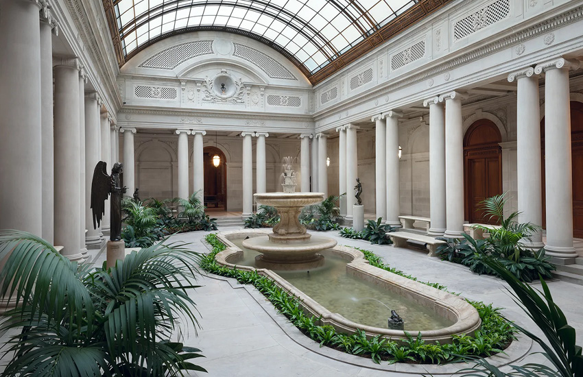 ภาพพิพิธภัณฑ์ The Frick Collection สถานที่จัดแฟชั่นโชว์ Louis Vuitton Cruise 2027 1