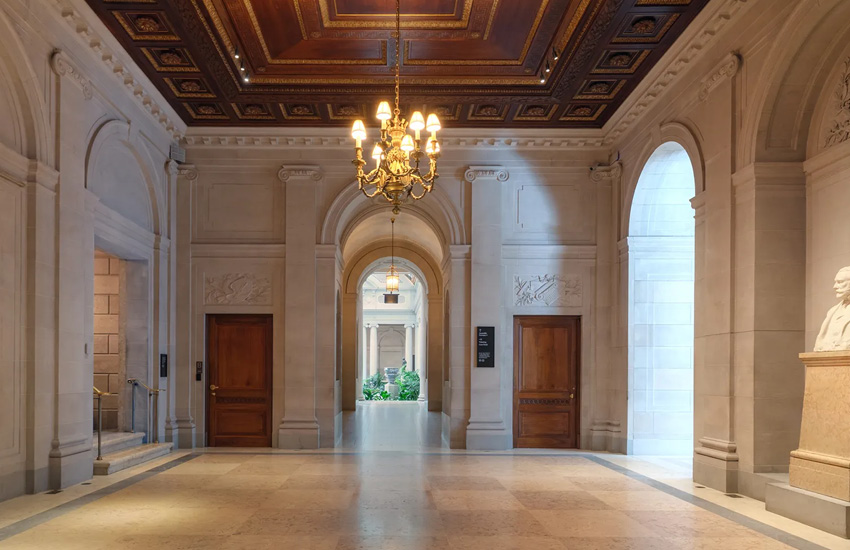 ภาพพิพิธภัณฑ์ The Frick Collection สถานที่จัดแฟชั่นโชว์ Louis Vuitton Cruise 2027 4