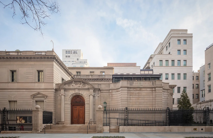ภาพพิพิธภัณฑ์ The Frick Collection สถานที่จัดแฟชั่นโชว์ Louis Vuitton Cruise 2027 8