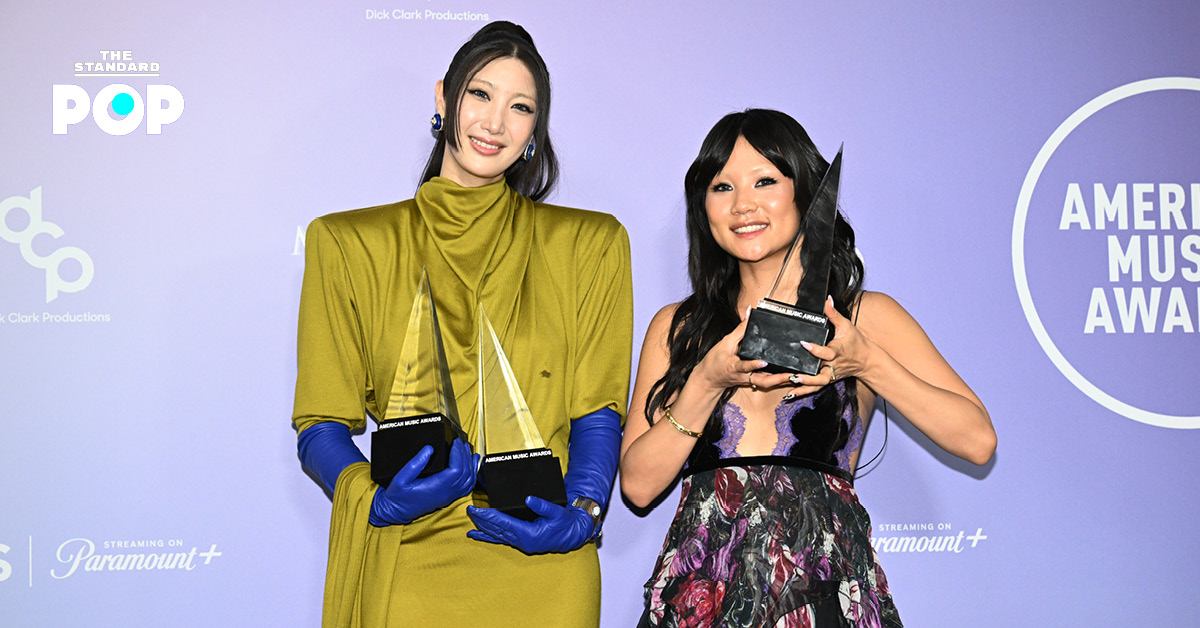 EJAE และ Rei Ami สองนักร้องผู้ขับร้องเพลง Golden ขณะรับรางวัลบนเวที American Music Awards