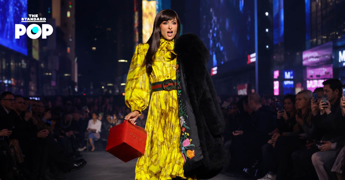 ภาพ Paris Hilton เดินแบบบนรันเวย์ Gucci Core ที่ Times Square